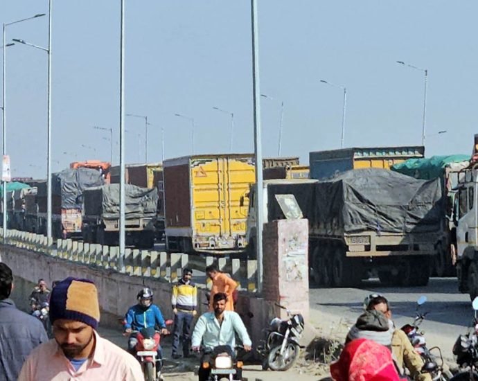 KOTPUTLI-BEHROR: एक बार फिर जाम ने बढ़ाया वाहन चालकों का सिरदर्द KOTPUTLI-BEHROR: एक बार फिर जाम ने बढ़ाया वाहन चालकों का सिरदर्द