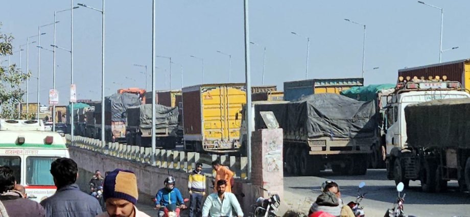KOTPUTLI-BEHROR: एक बार फिर जाम ने बढ़ाया वाहन चालकों का सिरदर्द KOTPUTLI-BEHROR: एक बार फिर जाम ने बढ़ाया वाहन चालकों का सिरदर्द