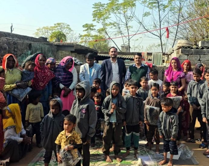 KOTPUTLI-BEHROR: दर्जनों विद्यार्थियों को स्वेटर वितरित किए KOTPUTLI-BEHROR: दर्जनों विद्यार्थियों को स्वेटर वितरित किए