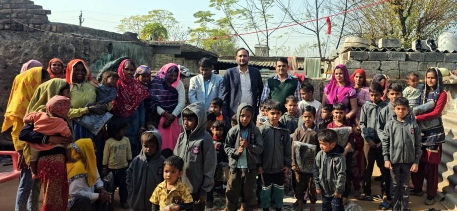 KOTPUTLI-BEHROR: दर्जनों विद्यार्थियों को स्वेटर वितरित किए KOTPUTLI-BEHROR: दर्जनों विद्यार्थियों को स्वेटर वितरित किए