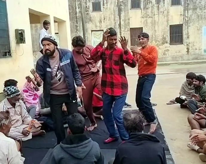 KOTPUTLI-BEHROR: जेल में सांस्कृतिक कार्यक्रम, कैदियों ने लगाए ठुमके KOTPUTLI-BEHROR: जेल में सांस्कृतिक कार्यक्रम, कैदियों ने लगाए ठुमके