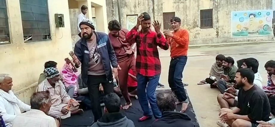 KOTPUTLI-BEHROR: जेल में सांस्कृतिक कार्यक्रम, कैदियों ने लगाए ठुमके KOTPUTLI-BEHROR: जेल में सांस्कृतिक कार्यक्रम, कैदियों ने लगाए ठुमके