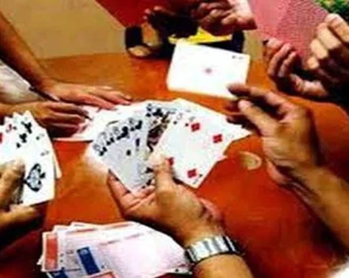 KOTPUTLI-BEHROR: पुलिस की छापेमार कार्रवाई, जुआ खेलते 10 गिरफ्तार KOTPUTLI-BEHROR: पुलिस की छापेमार कार्रवाई, जुआ खेलते 10 गिरफ्तार