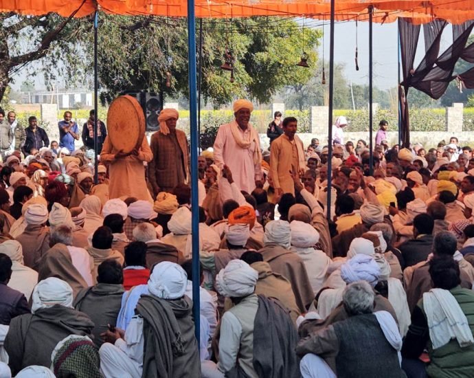 KOTPUTLI-BEHROR: देवनारायण मंदिर में धमाल सुनने उमड़े लोग KOTPUTLI-BEHROR: देवनारायण मंदिर में धमाल सुनने उमड़े लोग