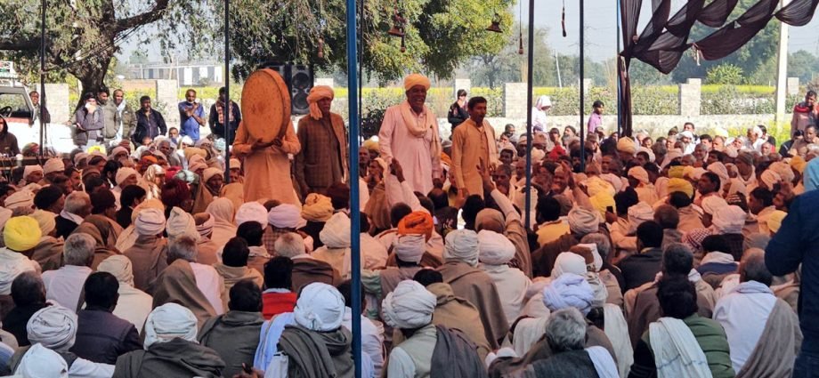 KOTPUTLI-BEHROR: देवनारायण मंदिर में धमाल सुनने उमड़े लोग KOTPUTLI-BEHROR: देवनारायण मंदिर में धमाल सुनने उमड़े लोग