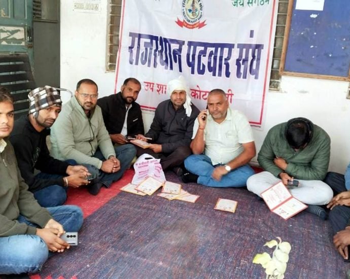 KOTPUTLI-BEHROR: जिले में पटवारियों की हड़ताल जारी, जनता परेशान KOTPUTLI-BEHROR: जिले में पटवारियों की हड़ताल जारी, जनता परेशान