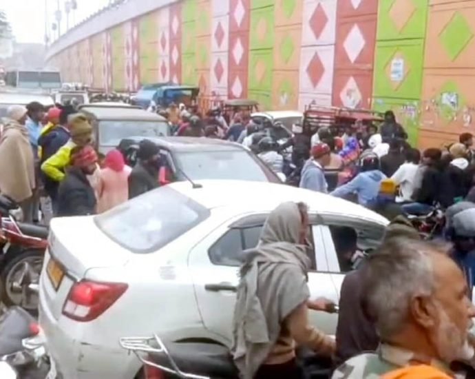 KOTPUTLI-BEHROR: कोटपूतली में दिन भर रेंग-रेंग कर गुजरे वाहन KOTPUTLI-BEHROR: कोटपूतली में दिन भर रेंग-रेंग कर गुजरे वाहन