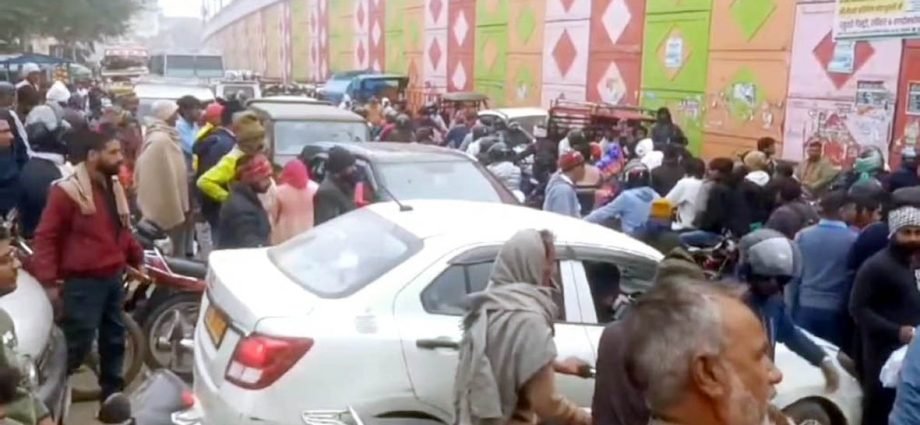 KOTPUTLI-BEHROR: कोटपूतली में दिन भर रेंग-रेंग कर गुजरे वाहन KOTPUTLI-BEHROR: कोटपूतली में दिन भर रेंग-रेंग कर गुजरे वाहन