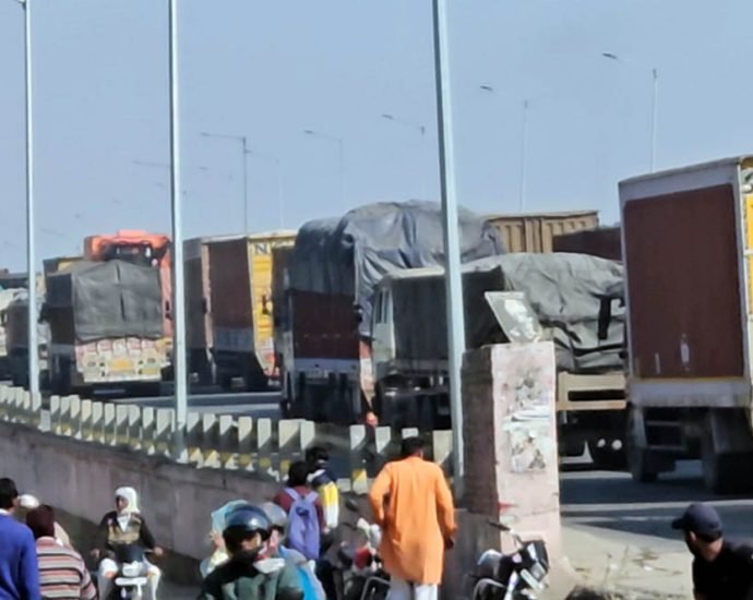 KOTPUTLI-BEHROR: हाईवे पर जाम की समस्या से जूझ रहे वाहन चालक KOTPUTLI-BEHROR: हाईवे पर जाम की समस्या से जूझ रहे वाहन चालक