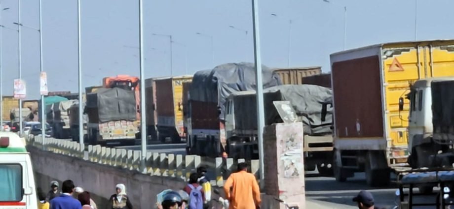 KOTPUTLI-BEHROR: हाईवे पर जाम की समस्या से जूझ रहे वाहन चालक KOTPUTLI-BEHROR: हाईवे पर जाम की समस्या से जूझ रहे वाहन चालक