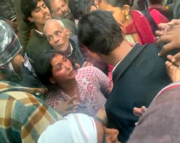 KOTPUTLI-BEHROR: बैग से नकदी निकालकर भाग रही महिला चोर को दबोचा KOTPUTLI-BEHROR: बैग से नकदी निकालकर भाग रही महिला चोर को दबोचा