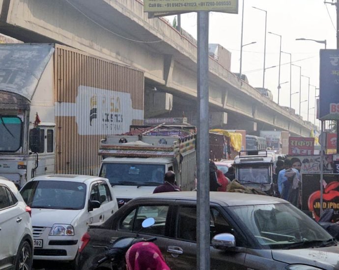 KOTPUTLI-BEHROR: जाम ने बढ़ाया सिरदर्द, दिन भर जूझते रहे वाहन चालक KOTPUTLI-BEHROR: जाम ने बढ़ाया सिरदर्द, दिन भर जूझते रहे वाहन चालक