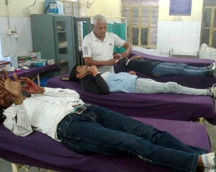 KOTPUTLI-BEHROR: जाम के बीच भिड़ी मोटरसाईकिलें, 5 लोग जख्मी KOTPUTLI-BEHROR: जाम के बीच भिड़ी मोटरसाईकिलें, 5 लोग जख्मी