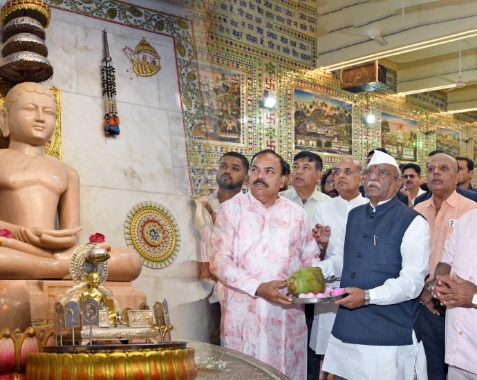 JAIPUR: कलाकारों का अभिनंदन करते हुए उनकी कला की सराहना की JAIPUR: कलाकारों का अभिनंदन करते हुए उनकी कला की सराहना की