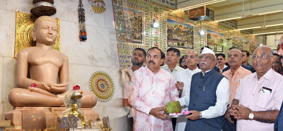 JAIPUR: कलाकारों का अभिनंदन करते हुए उनकी कला की सराहना की JAIPUR: कलाकारों का अभिनंदन करते हुए उनकी कला की सराहना की