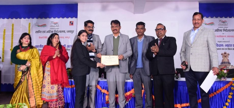 JAIPUR: शांति एवं अहिंसा निदेशालय और बियानी लॉ कॉलेज के संयुक्त तत्वावधान में ”भारतीय संविधान: भारत की आत्मा” विषय पर व्याख्यान सत्र और प्रश्नोत्तरी प्रतियोगिता का हुआ आयोजन JAIPUR: शांति एवं अहिंसा निदेशालय और बियानी लॉ कॉलेज के संयुक्त तत्वावधान में ”भारतीय संविधान: भारत की आत्मा” विषय पर व्याख्यान सत्र और प्रश्नोत्तरी प्रतियोगिता का हुआ आयोजन