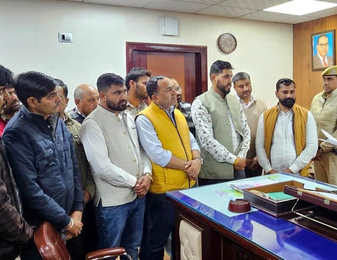 KOTPUTLI-BEHROR: पटवारियों का विरोध-प्रदर्शन, सरकार के खिलाफ नारेबाजी KOTPUTLI-BEHROR: पटवारियों का विरोध-प्रदर्शन, सरकार के खिलाफ नारेबाजी