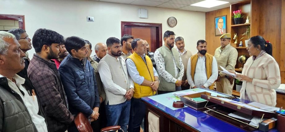 KOTPUTLI-BEHROR: पटवारियों का विरोध-प्रदर्शन, सरकार के खिलाफ नारेबाजी KOTPUTLI-BEHROR: पटवारियों का विरोध-प्रदर्शन, सरकार के खिलाफ नारेबाजी