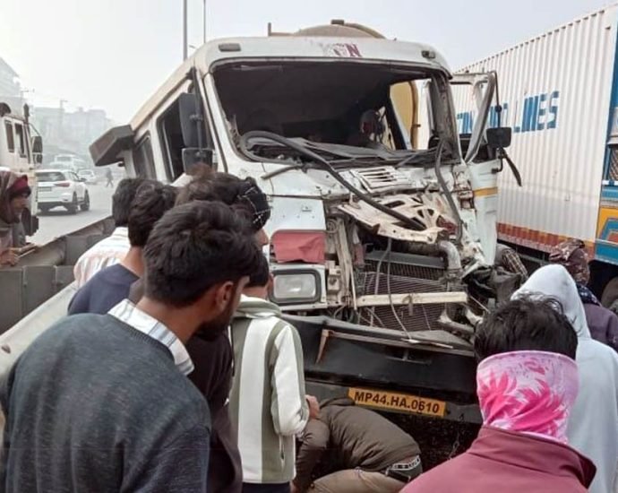 KOTPUTLI-BEHROR: ट्रक और बल्कर के बीच हुई जोरदार भिड़ंत KOTPUTLI-BEHROR: ट्रक और बल्कर के बीच हुई जोरदार भिड़ंत