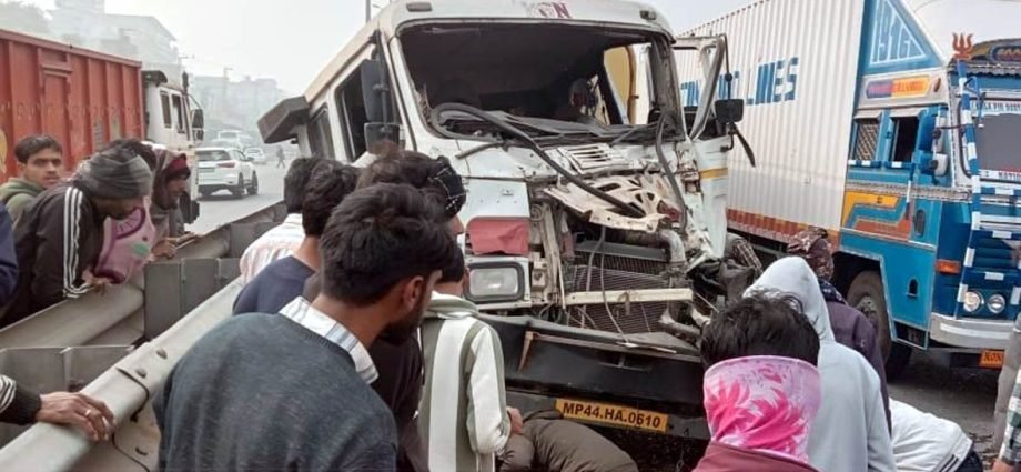 KOTPUTLI-BEHROR: ट्रक और बल्कर के बीच हुई जोरदार भिड़ंत KOTPUTLI-BEHROR: ट्रक और बल्कर के बीच हुई जोरदार भिड़ंत