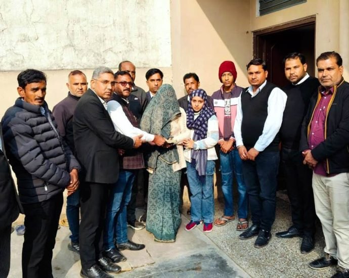 KOTPUTLI-BEHROR: दिवंगत वकील के परिजनों को सौंपी सहायता राशि KOTPUTLI-BEHROR: दिवंगत वकील के परिजनों को सौंपी सहायता राशि