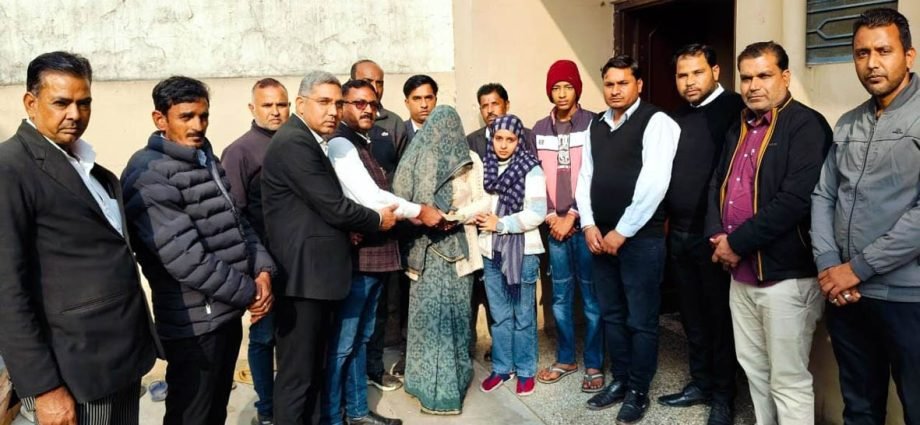 KOTPUTLI-BEHROR: दिवंगत वकील के परिजनों को सौंपी सहायता राशि KOTPUTLI-BEHROR: दिवंगत वकील के परिजनों को सौंपी सहायता राशि