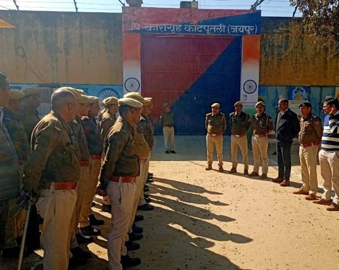 KOTPUTLI-BEHROR: तीन थानों के बल ने किया जेल का औचक निरीक्षण KOTPUTLI-BEHROR: तीन थानों के बल ने किया जेल का औचक निरीक्षण