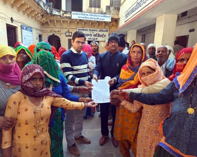 KOTPUTLI-BEHROR: अवैध ब्लास्टिंग व खनन के विरोध में किया प्रदर्शन KOTPUTLI-BEHROR: अवैध ब्लास्टिंग व खनन के विरोध में किया प्रदर्शन