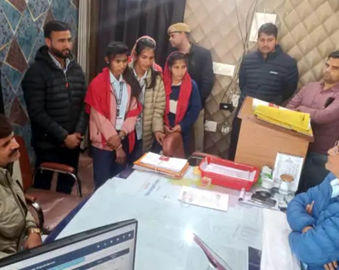 KOTPUTLI-BEHROR: कड़े अनुशासन पर भडक़े छात्र, कलेक्ट्रेट पर प्रदर्शन KOTPUTLI-BEHROR: कड़े अनुशासन पर भडक़े छात्र, कलेक्ट्रेट पर प्रदर्शन