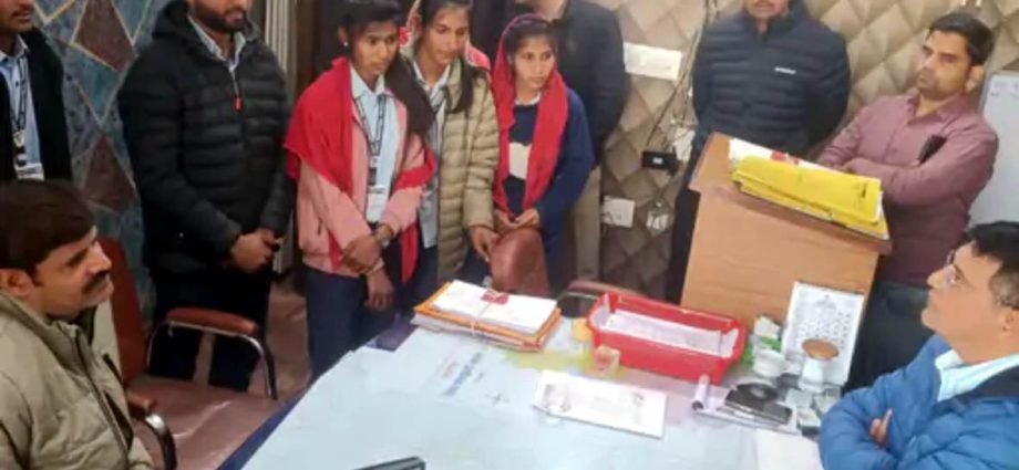 KOTPUTLI-BEHROR: कड़े अनुशासन पर भडक़े छात्र, कलेक्ट्रेट पर प्रदर्शन KOTPUTLI-BEHROR: कड़े अनुशासन पर भडक़े छात्र, कलेक्ट्रेट पर प्रदर्शन