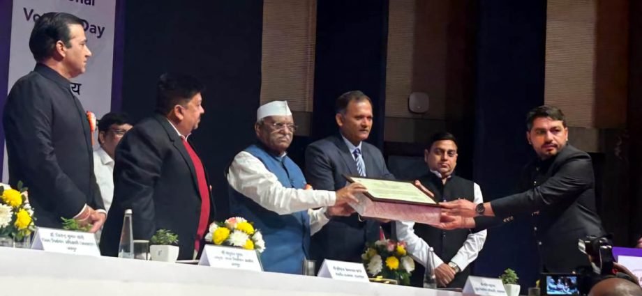 KOTPUTLI-BEHROR: कोटपूतली एसडीएम को राज्यपाल ने किया सम्मानित KOTPUTLI-BEHROR: कोटपूतली एसडीएम को राज्यपाल ने किया सम्मानित