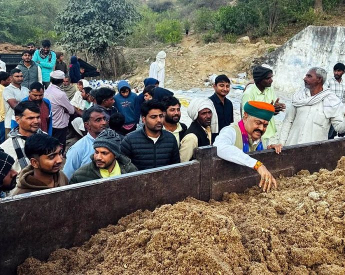 KOTPUTLI-BEHROR: लक्खी मेला: 551 की महाप्रसादी, जेसीबी से मिलाया चूरमा