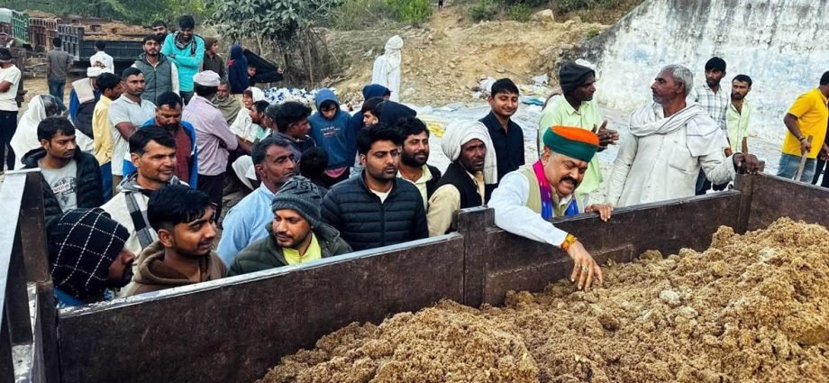 KOTPUTLI-BEHROR: लक्खी मेला: 551 की महाप्रसादी, जेसीबी से मिलाया चूरमा KOTPUTLI-BEHROR: लक्खी मेला: 551 की महाप्रसादी, जेसीबी से मिलाया चूरमा