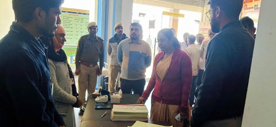 KOTPUTLI-BEHROR: जिला कलेक्टर का ताबड़तोड़ दौरा, दी हिदायतें KOTPUTLI-BEHROR: जिला कलेक्टर का ताबड़तोड़ दौरा, दी हिदायतें