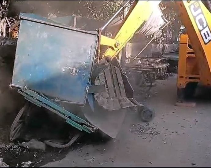 KOTPUTLI-BEHROR: अभियान: सडक़ों पर नगर परिषद् ने हटाए अतिक्रमण KOTPUTLI-BEHROR: अभियान: सडक़ों पर नगर परिषद् ने हटाए अतिक्रमण