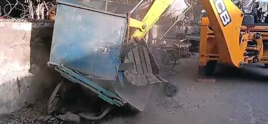 KOTPUTLI-BEHROR: अभियान: सडक़ों पर नगर परिषद् ने हटाए अतिक्रमण KOTPUTLI-BEHROR: अभियान: सडक़ों पर नगर परिषद् ने हटाए अतिक्रमण