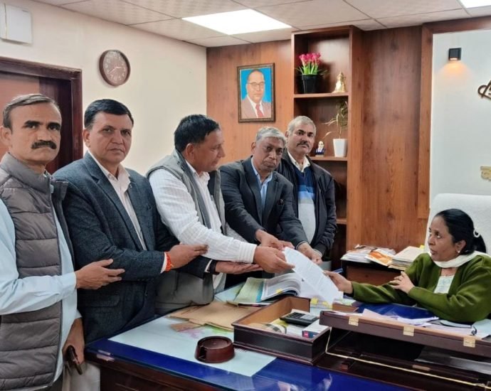 KOTPUTLI-BEHROR: शिक्षकों ने लगाया ट्रांसफर में दोहरे व्यवहार का आरोप KOTPUTLI-BEHROR: शिक्षकों ने लगाया ट्रांसफर में दोहरे व्यवहार का आरोप