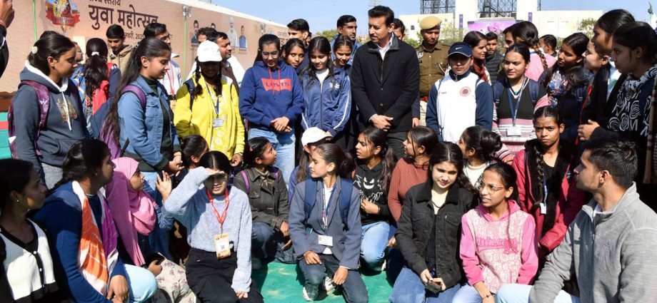 JAIPUR: युवा महोत्सव के अंतर्गत ‘युवाओं के लिए अभिप्रेरणा संवाद’ कार्यक्रम आयोजित JAIPUR: युवा महोत्सव के अंतर्गत ‘युवाओं के लिए अभिप्रेरणा संवाद’ कार्यक्रम आयोजित