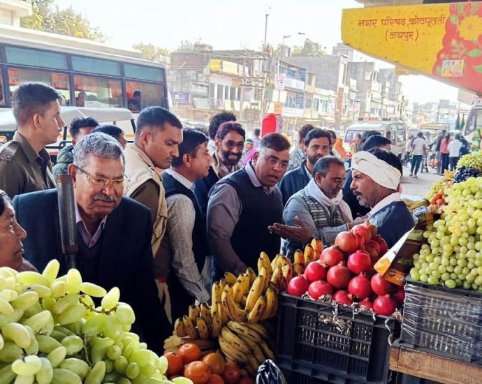 KOTPUTLI-BEHROR: कचरा व गंदगी फैलाने पर काटे चालान KOTPUTLI-BEHROR: कचरा व गंदगी फैलाने पर काटे चालान