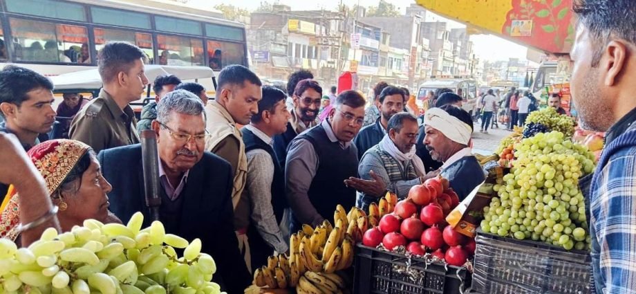 KOTPUTLI-BEHROR: कचरा व गंदगी फैलाने पर काटे चालान KOTPUTLI-BEHROR: कचरा व गंदगी फैलाने पर काटे चालान