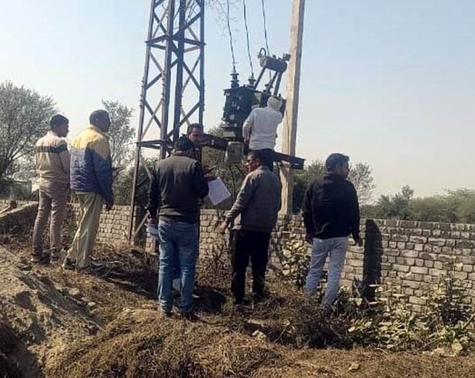 KOTPUTLI-BEHROR: 50 कनेक्शन काटे, 20 लाख रुपए की वसूली KOTPUTLI-BEHROR: 50 कनेक्शन काटे, 20 लाख रुपए की वसूली