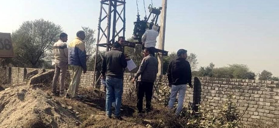 KOTPUTLI-BEHROR: 50 कनेक्शन काटे, 20 लाख रुपए की वसूली KOTPUTLI-BEHROR: 50 कनेक्शन काटे, 20 लाख रुपए की वसूली