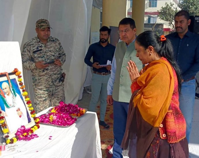 KOTPUTLI-BEHROR: शहीद दिवस: कलेक्टर व अन्य अफसरों ने रखा मौन KOTPUTLI-BEHROR: शहीद दिवस: कलेक्टर व अन्य अफसरों ने रखा मौन