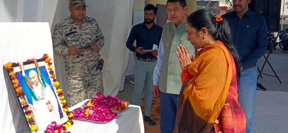 KOTPUTLI-BEHROR: शहीद दिवस: कलेक्टर व अन्य अफसरों ने रखा मौन KOTPUTLI-BEHROR: शहीद दिवस: कलेक्टर व अन्य अफसरों ने रखा मौन