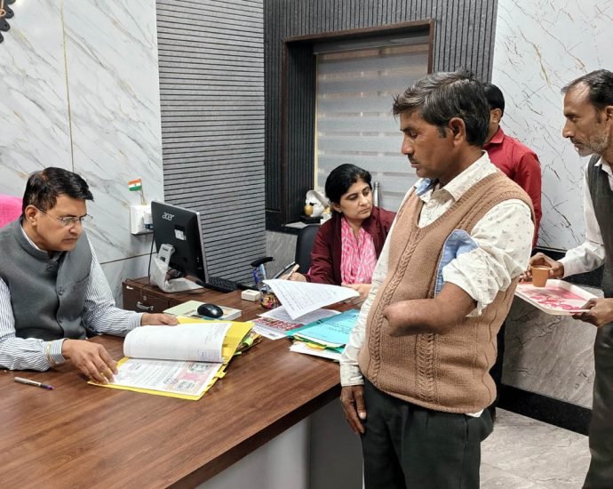 KOTPUTLI-BEHROR: चार आवेदकों को सवा 6 लाख रुपए की सहायता राशि मंजूर KOTPUTLI-BEHROR: चार आवेदकों को सवा 6 लाख रुपए की सहायता राशि मंजूर