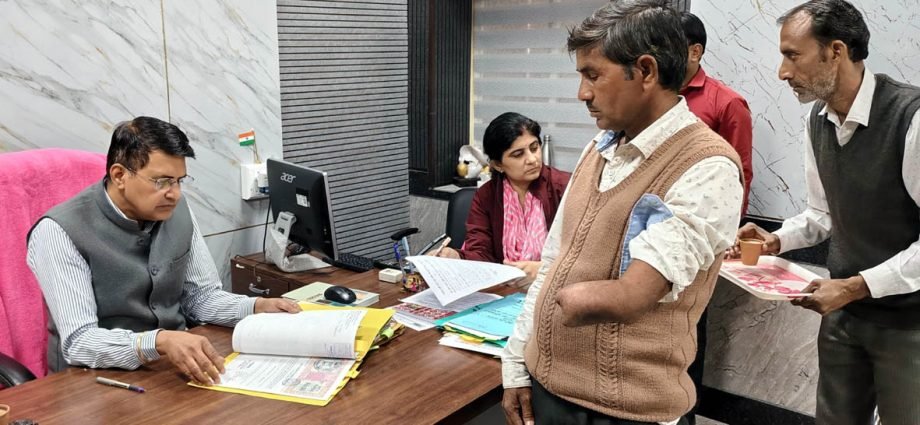 KOTPUTLI-BEHROR: चार आवेदकों को सवा 6 लाख रुपए की सहायता राशि मंजूर KOTPUTLI-BEHROR: चार आवेदकों को सवा 6 लाख रुपए की सहायता राशि मंजूर