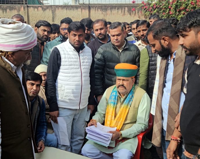 KOTPUTLI-BEHROR: लगा पटेल का ‘दरबार’, ट्रांसफर कराने वालों का तांता KOTPUTLI-BEHROR: लगा पटेल का ‘दरबार’, ट्रांसफर कराने वालों का तांता