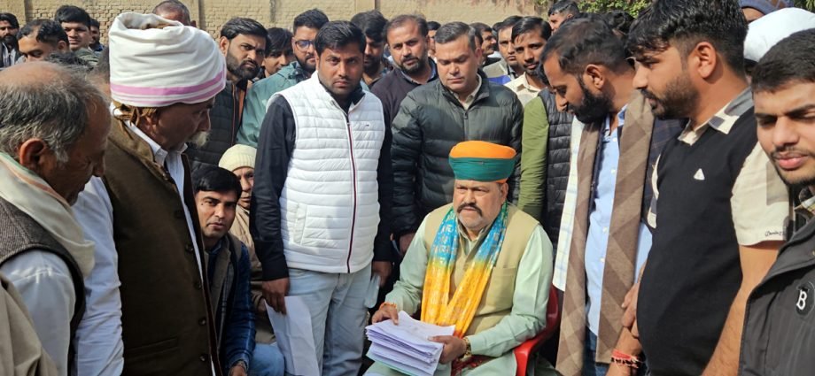 KOTPUTLI-BEHROR: लगा पटेल का ‘दरबार’, ट्रांसफर कराने वालों का तांता