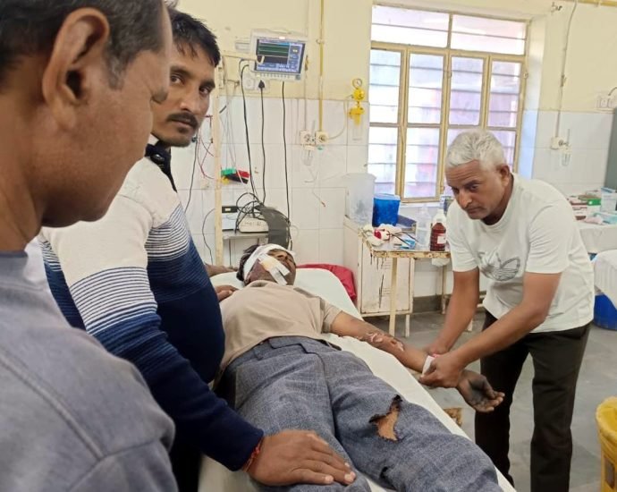 KOTPUTLI-BEHROR: खेत में बिजली करंट से झुलसा किसान KOTPUTLI-BEHROR: खेत में बिजली करंट से झुलसा किसान