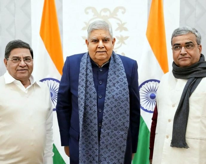 KOTPUTLI-BEHROR: पूर्व मंत्रियों ने की उप राष्ट्रपति से भेंट KOTPUTLI-BEHROR: पूर्व मंत्रियों ने की उप राष्ट्रपति से भेंट